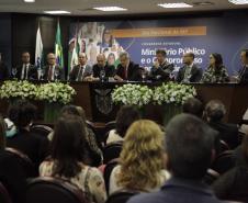 Participantes do evento na mesa de abertura.
