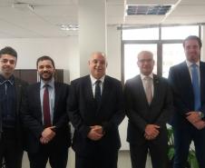 O defensor público-geral posa ao lado do professor doutor Jacinto Coutinho.