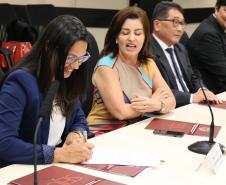 Coordenadora do NUCIDH, Cinthia Azevedo Santos assinando o Protocolo de Intensões para Formação da Rede de Atenção a Casos de Violação de Direitos de LGBT.