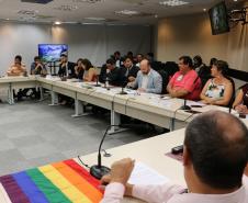 Mesa redonda com os participantes do evento.