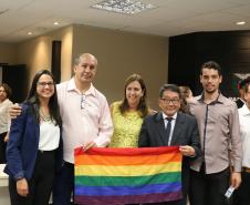 A  coordenadora do NUCIDH, Cinthia Azevedo Santos, junto com outros representantes dos grupos de movimento em prol da população LGBT.