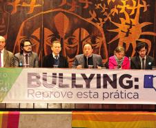 Defensor Público participa de uma audiência pública no miniauditório da Assembleia Legislativa do Paraná para "Pesquisa Nacional sobre o Ambiente Educacional com Adolescentes e Jovens LGBT". Mais do que números, o relatório traz o depoimento de jovens que sofrem com o preconceito dentro da escola por causa de sua orientação sexual.