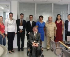 A estudante da FARESC e estagiária da DPPR Kelly Liliane Silva, a professora Ângela Broch, o subdefensor público-geral André Giamberardino, o defensor público Bruno Passadore, o professor Luiz Marlon, a defensora pública-geral Josiane Lupion, o diretor das Faculdades Integradas Santa Cruz, José Antonio Soares, a coordenadora do curso de Direito, Gilmara Funes, e o professor Hugo Meza.