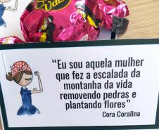 As mulheres que compareceram à DPPR durante a semana receberam bombons e cartões.
