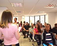 A assistente social da Edepar, Gabriele Bahr, conversa com as pessoas que buscaram atendimento na Defensoria.