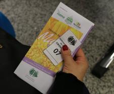 As mulheres que buscaram atendimento também receberam um folder elaborado pela Edepar.