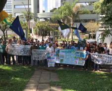 Os pescadores se manifestaram antes da audiência, realizada na 11ª Vara Federal de Curitiba.