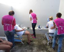 As acadêmicas fizeram o design das sobrancelhas, pintura com hena e maquiagem nas mulheres. Ao todo 12 mulheres participaram da oficina, que teve duração de quatro horas. 