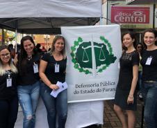 No dia 10 de março, a defensora Mariela Moni, a assistente social Hellen Mayra Piva e as estagiárias Elaine Carmona, Séfora Rufino e Tânia Goulart levaram orientação jurídica para um evento em prol das mulheres, realizado no centro de Cornélio Procópio.