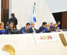 Audiência pública debate políticas de saúde para tratamento do autismo na Assembleia Legislativa do Paraná.