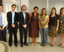 O subdefensor público-geral André Ribeiro Giamberardino, o defensor público da área de Família Diego Cantoario, o diretor da Estácio Curitiba James Prestes, a defensora pública-geral Josiane Lupion, a coordenadora do Núcleo de Prática Jurídica da Estácio Cristiane Castro Pepes, a gerente acadêmica Danielle Fialho e a coordenadora do Curso de Direito, Glauka da Silva.  