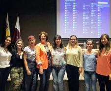 Membros da Comissão Regional (esq. Para direita) Priscila Laissa Toledo (NEDDIJ); Kallinka Rubia Vieira de Souza (NRE/SEED); Camila Del Tregio Esteves (SESA); Rossana Stavie Baduy (Palestrante - UEL); Graciene Marques Jubin (SEDS); Fabiane Taborda (Palestrante- SEDS); Kelly da Rocha Vieira (Assistente Social Defensoria Pública) e Eveline Tieme Tsuda (NAE/TJPR).