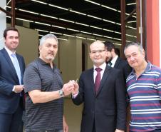 Defensor público-geral, Eduardo Abraão, recebendo a chave do novo prédio.