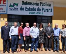 A partir da esquerda: Valdir Dantas, representante da OAB; o vice-prefeito de Cianorte, Sergio Pereira Jr.; a defensora pública Francine Amorese; o prefeito de Cianorte, Claudemir Bongiorno; o deputado estadual Jonas Guimarães; a defensora-geral do Estado, Josiane Lupion; o defensor público Gilson de Oliveira; o verador Valdomiro Gonçalves Pereira e a vereadora Marcia Pereira.