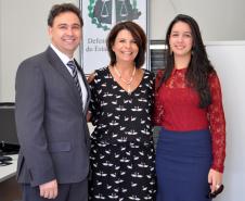 Os defensores públicos Gilson de Oliveira e Francine Amorese e a defensora pública-geral do Paraná, Josiane Lupion.