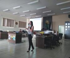 Psicóloga da DPPR ministrando a palestra.