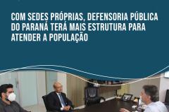 tres homens sentados em volta de uma mesa em reuniao