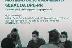 Duas mulheres e uma homem sentados atendem duas mulheres sentadas e de costas