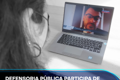 Imagem mostra uma mulher olhando para a tela de um computador, em que um homem está falando. No título da manchete, lê-se: Defensoria Pública participa de audiência pública sobre ampliação dos quadros da instituição"