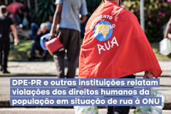 Foto mostra um homem com uma banderia nas costas, na qual se lê: "Movimento População Rua". Abaixo, a manchete: "DPE-PR e outras instituições relatam violações de direitos humanos da populaçaõ em situação de rua à ONU"
