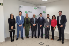 Imagem mostra oito pessoas sorrindo para a câmera