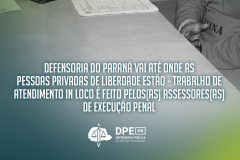 A imagem mostra duas pessoas sentadas em uma mesa, sendo que apenas parte das mãos de ambas aparecem. Trata-se de um atendimento realizado pela Defensoria em uma penitenciária. No texto se lê: Defensoria do Paraná vai até onde as pessoas privadas de liberdade estão - trabalho de atendimento in loco é feito pelos(as) Assessores(as) de Execução Penal.