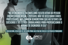 A foto mostra o assessor de Execução Penal Caio Marcellos Bezerra conversando com um homem privado de liberdade, cujo rosto não aparece, durante atendimento jurídico na Casa de Custódia de Piraquara, enquanto outro homem, cujo rosto também não aparece, olha ambos conversando. No texto se lê: Ser visto e ouvido: a principal demanda dos homens privados de liberdade na Casa de Custódia de Piraquara atendidos pela DPE-PR via Assessoria de Execução Penal.