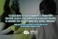 A foto mostra a assessora de execução penal Maria Emilia Glustak de máscara facial atendendo uma mulher privada de liberdade na Penitenciária Feminina do Paraná. A mulher está de costas. No texto se lê: Um dia na Penitenciária Feminina do Paraná (PFP): a rotina de trabalho de uma Assessora de Execução Penal da DPE-PR,