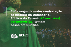 A foto mostra as costas de um defensor recém-empossado, de costas para a câmera, com a plateia de frente, olhando para ele. No texto se lê: Após segunda maior contratação da história da Defensoria Pública do Paraná, 40 novos(as) defensores(as) tomam posse em Curitiba
