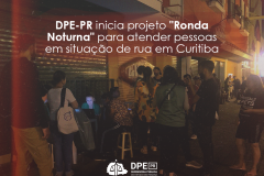 A foto mostra uma equipe da Defensoria sentada no meio de uma multidão de pessoas em uma via pública. Uma servidora está sentada em frente a um computador e uma mulher é atendida por ela, cercada por outas pessoas. No título localizado na parte superior central da imagem, em letras brancas, está escrito: "Defensoria do Paraná inicia projeto "Ronda Noturna" para atender pessoas em situação de rua em Curitiba". Na parte inferior central da imagem, o logotipo da Defensoria na cor branca. 