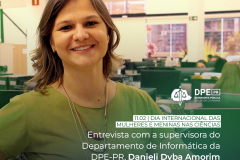 A foto mostra a supervisora do Departamento de Informática da Defensoria Pública do Estado do Paraná, Danieli Dyba Amorim, que olha diretamente para a câmera, com mesas ao fundo. Na legenda com letras na cor branca está escrito: "11.02 | Dia Internacional das Mulheres e Meninas nas Ciências - entrevista com a supervisora do Departamento de Informática da DPE-PR, Danieli Dyba Amorim