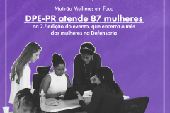 Imagem de duas mulheres sendo atendidas por duas assessoras jurídicas da Defensoria e uma Defensora Pública. As suas usuárias da Defensoria estão sentadas de frente para as assessoras e para a Defensora. As usuárias são mulheres brancas e idosas, já as assessoras são uma mulher negra, que esta sentada e usa um notebook para realizar o atendimento e uma mulher branca em pé ao lado esquerdo da mesa. Do lado direito, uma Defensora negra acompanha o atendimento. A imagem das mulheres esta recorta e o fundo é ro