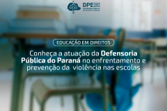 Imagem de uma sala de aula desfocada com algumas manchas de gradiente azul pela tela. No centro o título "Educação em Direitos: Conheça a atuação da Defensoria Pública no enfrentamento e prevenção da violência nas escolas", escrito em branco. Acima, o logo da Defensoria em branco.