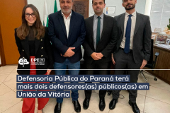 Imagem do defensor público-geral André Giamberardino ao lado da defensora pública Maria Luiza Furbino de Novaes Gomes, do defensor público Fabiano Augusto Malaghini e do prefeito de União da Vitória, Bachir Abbas. No centro da imagem, o título "Defensoria Pública do Paraná terá mais dois defensores(as) públicos(as) em União da Vitória" em branco grifado em azul escuro. Acima do título, uma linha branca cruza a imagem da esquerda para a direita e, logo acima, o logo da Defensoria também em branco.