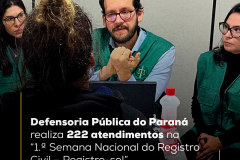 Imagem de defensores prestando atendimento à usuária dos serviços da defensoria com textura de papel. Na parte inferior alinhado à esquerda, o título "Defensoria Pública do Paraná realiza 222 atendimentos na “1.ª Semana Nacional do Registro Civil – Registre-se!”". Já na parte superior central da imagem, o logo da defensoria em preto.