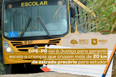 A imagem mostra a dianteira de um ônibus do tipo escolar passando por uma estrada de terra de aspecto precário, com o motorista ao volante. Em primeiro plano, a manchete onde se lê: DPE-PR vai à Justiça para garantir escola a crianças que cruzam mais de 20 km de estrada precária para estudar, escrita em tons mostarda. Acima, o logo da Defensoria Pública e o logo do Núcleo da Infância e Juventude