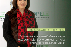 Descrição: A imagem contém uma foto da Primeira Defensora Pública Geral da história da DPE-PR, Josiane Fruet Lupion, e a sua direita contém um gradiente em tom verde escuro que expande em direção ao lado esquerdo. No canto superior direito da imagem, temos o logo da Defensoria em branco. Já na parte inferior, temos o título da série "Com a palavra, a Defensoria", seguida de uma fala de Josiane: Eu sonhava com essa Defensoria que está aqui hoje. E vejo um futuro muito promissor para a instituição”. Ao final,