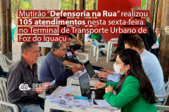 Imagem com registro fotográfico do mutirão de atendimento à população da Defensoria Pública do Estado do Paraná em Foz do Iguaçu, sob o título "Mutirão Defensoria na Rua realizou 105 atendimentos nesta sexta-feira no Terminal de Transporte Urbano de Foz do Iguaçu".