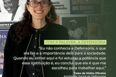 Imagem que mostra a entrevistada, Taísa da Motta Oliveira, assistente social da Defensoria Pública do Paraná, na frente de um painel com diversas imagens de mulheres e frases que defendem os direitos das mulheres. Ela olha para a frente, sorrindo. Acima, do lado direito, o logotipo da Defensoria. Mais abaixo, está escrita uma frase de destaque da entrevista.