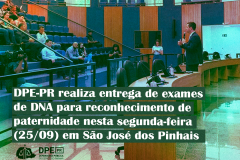 Imagem que mostra o defensor Matheus Munhoz falando para pessoas que aguardam atendimento para a entrega de DNA. Elas estão sentadas em cadeiras destinadas ao público na Câmara Municipal de São José dos Pinhais. Na imagem é possível ler o título da matéria DPE-PR realiza entrega de exames de DNA nesta segunda-feira (25/09) em São José dos Pinhais. Abaixo está o logo da DPE-PR.