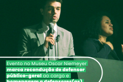 Imagem que mostra o defensor-geral André Giamberardino discursando no evento de sua recondução ao cargo. Acima da imagem está escrito o título da matéria.
