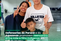 Imagem na qual mostra a arte principal da matéria, tendo como fundo a foto da família mencionada. A foto conta com a família, a mãe sorrindo enquanto abraça seu filho mais velho e seu filho mais novo, abaixo deles, o título "Defensoria do Paraná e do Amazonas promovem reencontro entre mãe e filho indígenas em Foz de Iguaçu".