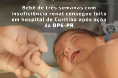 Imagem de um bebê branco deitado em uma maca no hospital. Ele tem uma pulseira de identificação hospitalar no braço e uma pessoa, adulta, segura em sua mão. Alinhado ao centro, o título da matéria em branco “Bebê de três semanas com insuficiência renal consegue leito em hospital de Curitiba após ação da DPE-PR“. Acima, o logo da Defensoria do Paraná, também em branco.