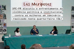Imagem em formato de foto com edições, sendo uma foto do seminário Las Mariposas, tendo no centro em destaque as palestrantes. Acima delas, em formato de edição, está o título da matéria que é "Las Mariposas, DPE-PR discutiu o enfrentamento da violência política e institucional contra as mulheres em seminário realizado nesta quarta-feira, entre parênteses, seis".