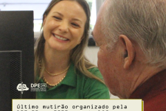 Imagem de uma assessora jurídica da Defensoria atendendo um senhor. Ela esta sorrindo e olhando para a tela do computador. Por cima da iamgem, está o título da matéria. Acima, o logo da Defensoria.
