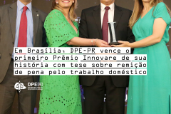 Imagem de foto da assistente social Nilva Maria Rufatto Sell, da defensora pública Mariela Reis Bueno e do defensor público-geral do Paraná, André Ribeiro Giamberardino, recebendo Prêmio Innovare do ministro do Supremo Tribunal Federal Alexandre de Moraes, sob o título "Em Brasília, DPE-PR vence primeiro Prêmio Innovare de sua história com tese sobre trabalho doméstico para remição de pena".