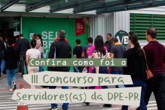 Imagem que mostra candidatos e candidatas entrando no prédio principal da Universidade Tuiuti, em Curitiba, um dos locais de prova. Ao centro, o título da matéria, junto do logo da Defesoria.