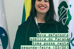 Imagem contendo uma foto retrato da nova Defensora Mariane Guimarães, ela está sorrindo usando a beca de defensor público e atrás dela, a bandeira do Paraná, do Brasil e uma da Defensoria Pública do Estado do Paraná. Em maior destaque, em tarjas esverdeadas, o título da matéria.
