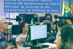  Imagem que consiste em uma foto de atendimento para uma família com uma jovem com Síndrome de Down para plano de fundo, a foto está um efeito que a deixa meio esverdeada, a foto também contém texturas de papel. Em maior destaque, no meio da foto, está o título da matéria.