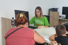 Imagem contendo assessor(a) atendendo usuário(a) no mutirão Defensoria com Elas.